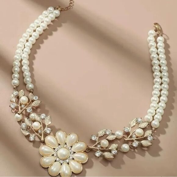 eLLesjeweLs Jewelry - 🌸NEW Elegant Pearl, Crystal  and Gold Floral Bib Statement Necklace 🌸